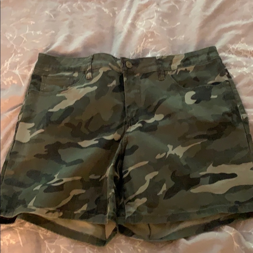 Women’s Camo Shorts Brand New!